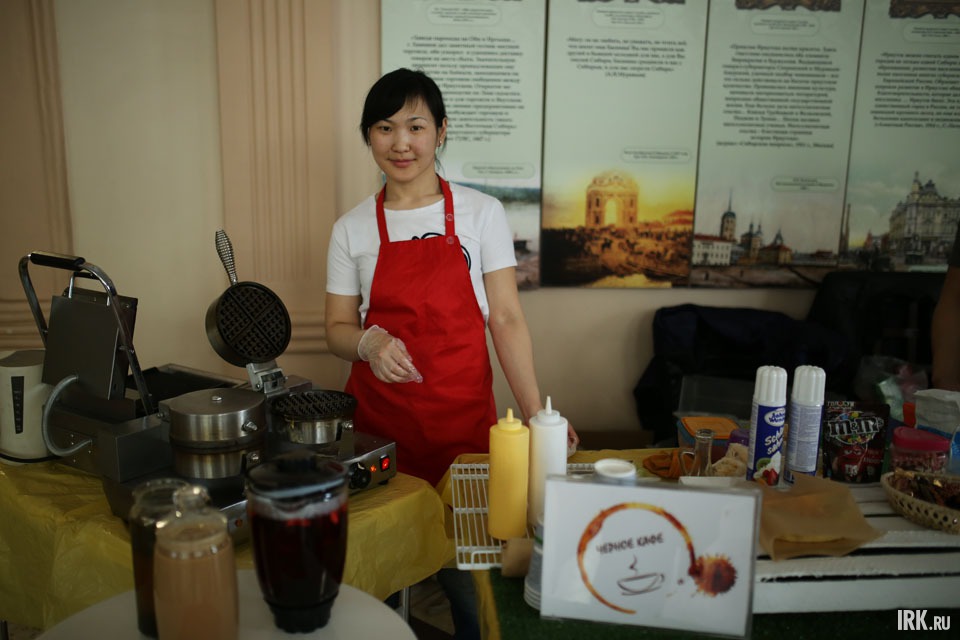 Огромный минус «Черному кафе». Должны были открыться в 10:00, начали работать в 14:00. На вопрос «почему?» ответили: «Ну, мы как-то прособирались».