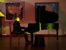 Специальные гости вечера — актеры «Театра пилигримов». Артисты представили театрально-музыкальное действо «Ноченька». За роялем режиссер театра Владимир Соколов.