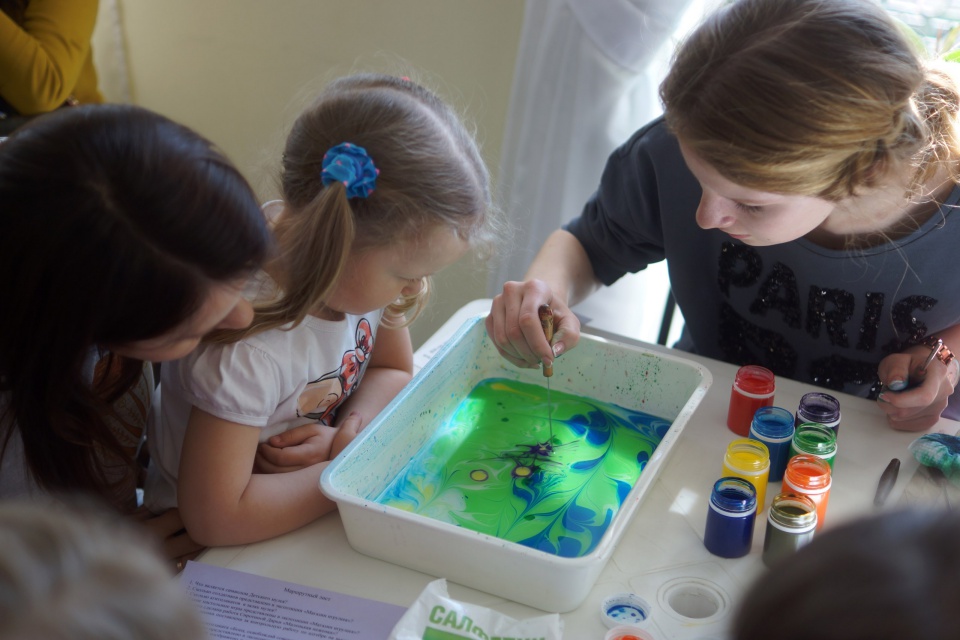 В отделе прошел мастер-класс по рисованию на воде.