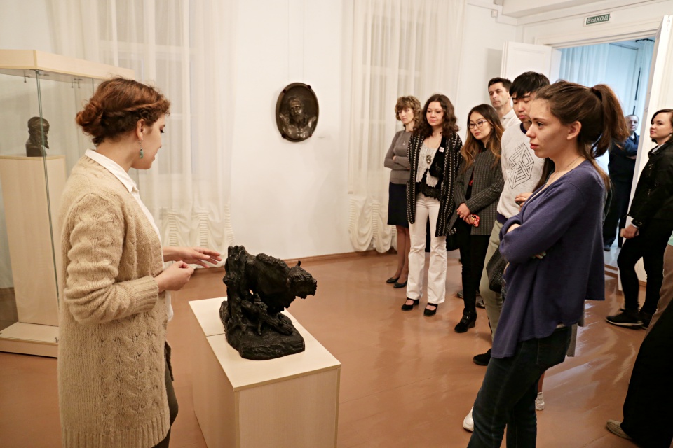 В галерее провели экскурсии по экспозиции.