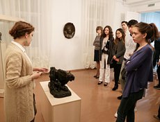 В галерее провели экскурсии по экспозиции.