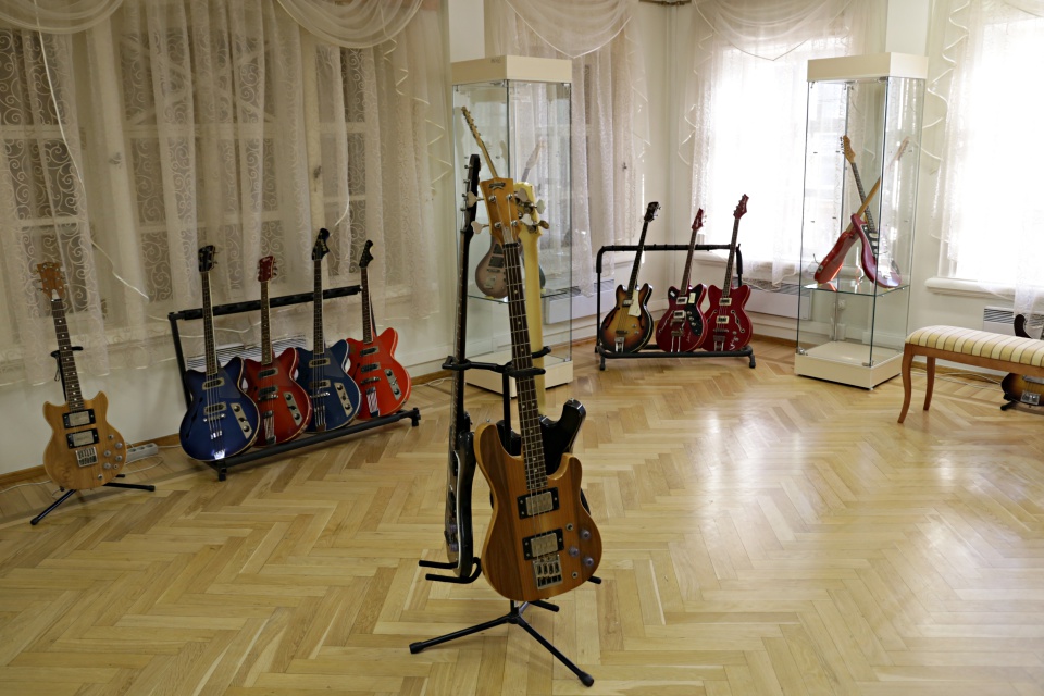 Центральным событием «Ночи музеев» в усадьбе Сукачева стало открытие выставки коллекционных электрогитар.