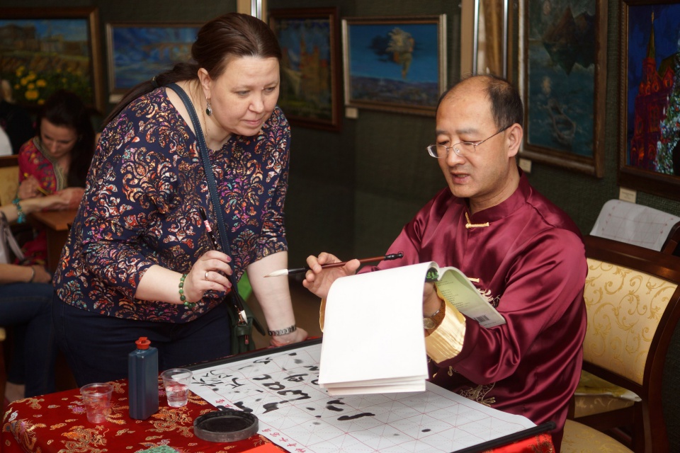 Здесь же состоялся мастер-класс по китайской каллиграфии.