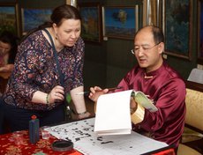 Здесь же состоялся мастер-класс по китайской каллиграфии.