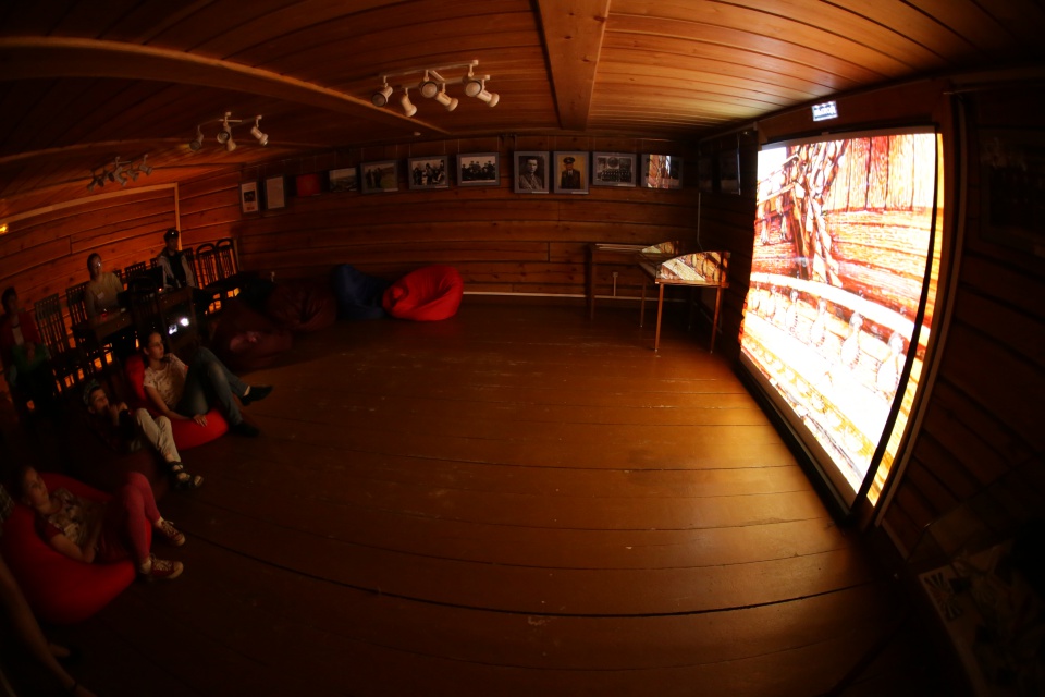 Гостям показали песочный мультфильм.