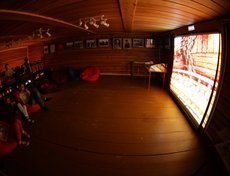 Гостям показали песочный мультфильм.