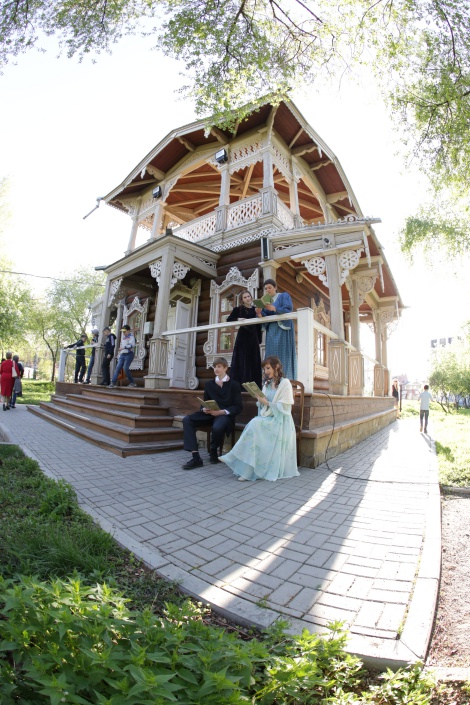 На крыльце усадьбы Сукачева читали книги.