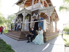 На крыльце усадьбы Сукачева читали книги.