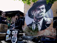 На заднем дворике галереи играли диджеи.