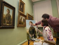 В течение вечера гости музея имели возможность наблюдать процесс создания копии картины. Художники раскрыли секреты создания шедевров, шаг за шагом повторяя путь великих мастеров.