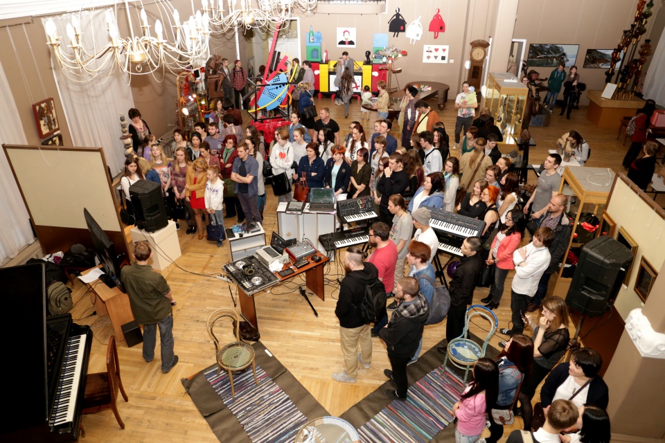 В самой галерее прошли экскурсии и поэтические чтения.