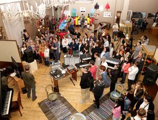 В самой галерее прошли экскурсии и поэтические чтения.