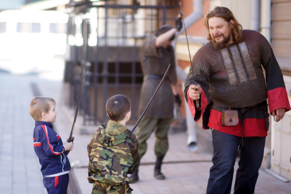На улице около отдела «Окно в Азию» прошли реконструированные бои.