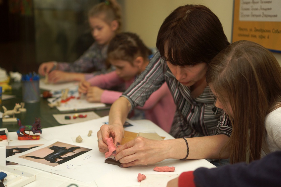 Гости отдела лепили из пластилина бабров.