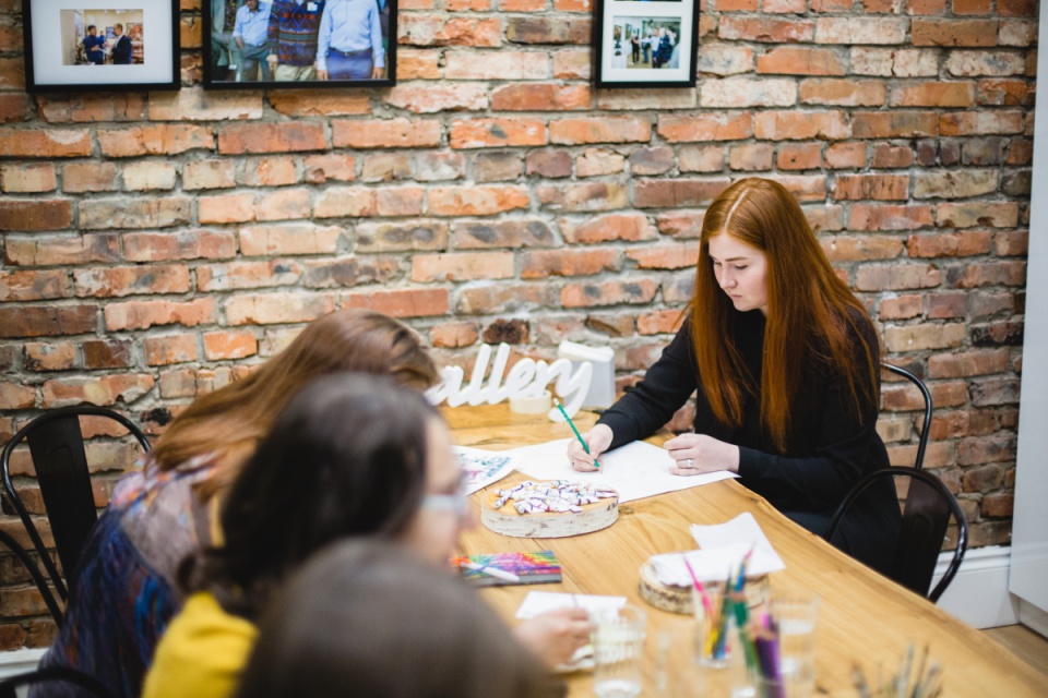 Гости галереи рисовали свои картины, пытаясь повторить стиль Марка Шагала.