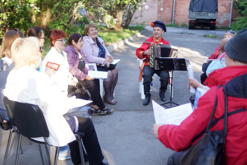 Во дворе отдела пели частушки и русские народные песни.