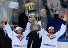 Сергей Мозякин и Данис Зарипов с Кубком Гагарина. Фото khl.ru