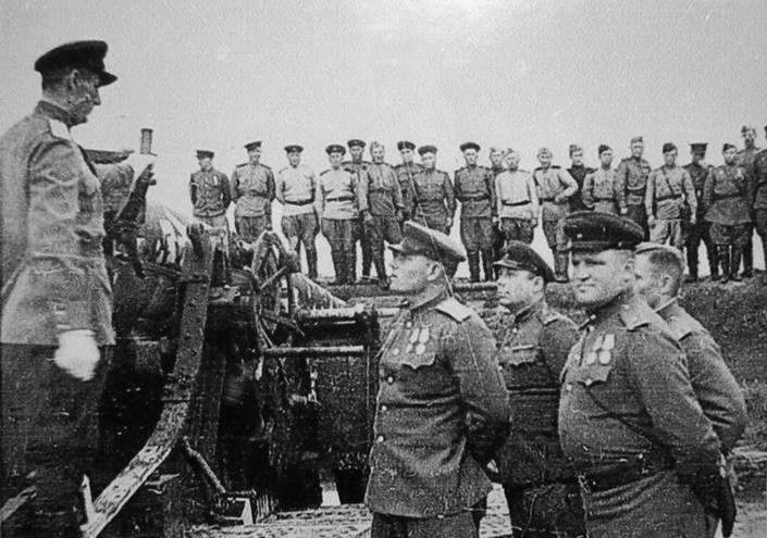 Офицеры осматривают захваченную японскую 150-миллиметровую крепостную пушку. Фото с сайта waralbum.ru