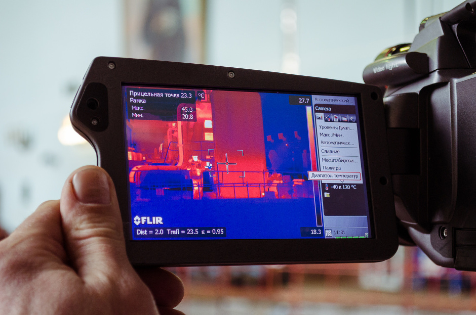 С помощью тепловизорный камеры специалисты выявляют дефекты. Автор фото — Илья Татарников