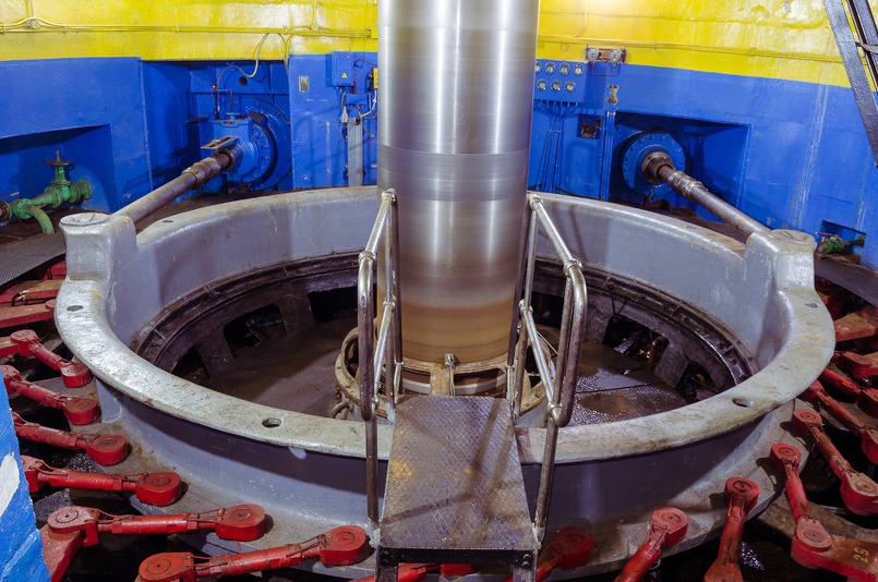 Шахта турбины работающего гидроагрегата. Автор фото — Илья Татарников