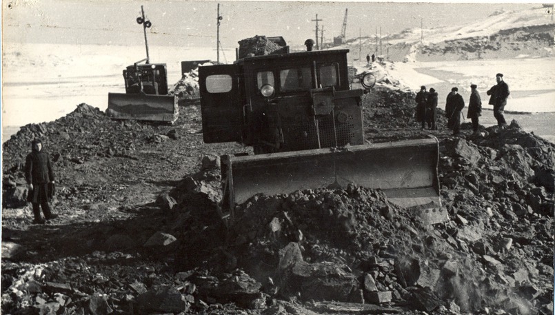 Отсыпка земляной плотины. Фото из архива пресс-службы «ЕвроСибЭнерго»