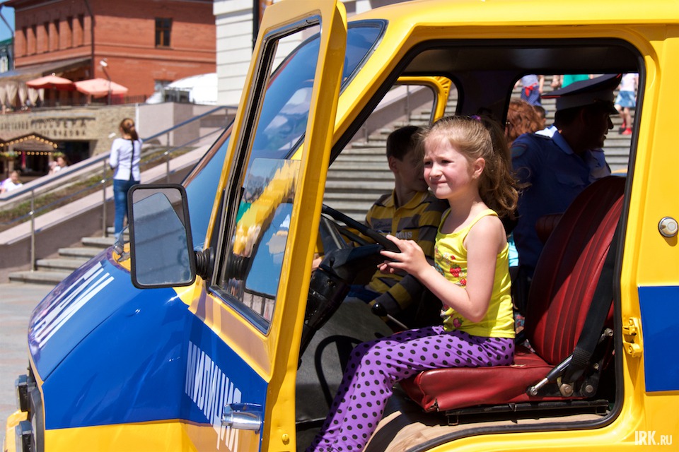 На площади перед «Модным кварталом» работала выставка милицейских ретро-автомобилей.