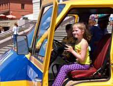 На площади перед «Модным кварталом» работала выставка милицейских ретро-автомобилей.