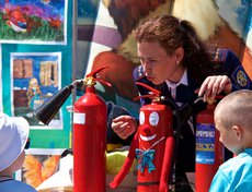 На площадке около «Модного квартала» сотрудники МЧС рассказывали детям о безопасном поведении на улице и о том, как действовать в случае чрезвычайных ситуаций.