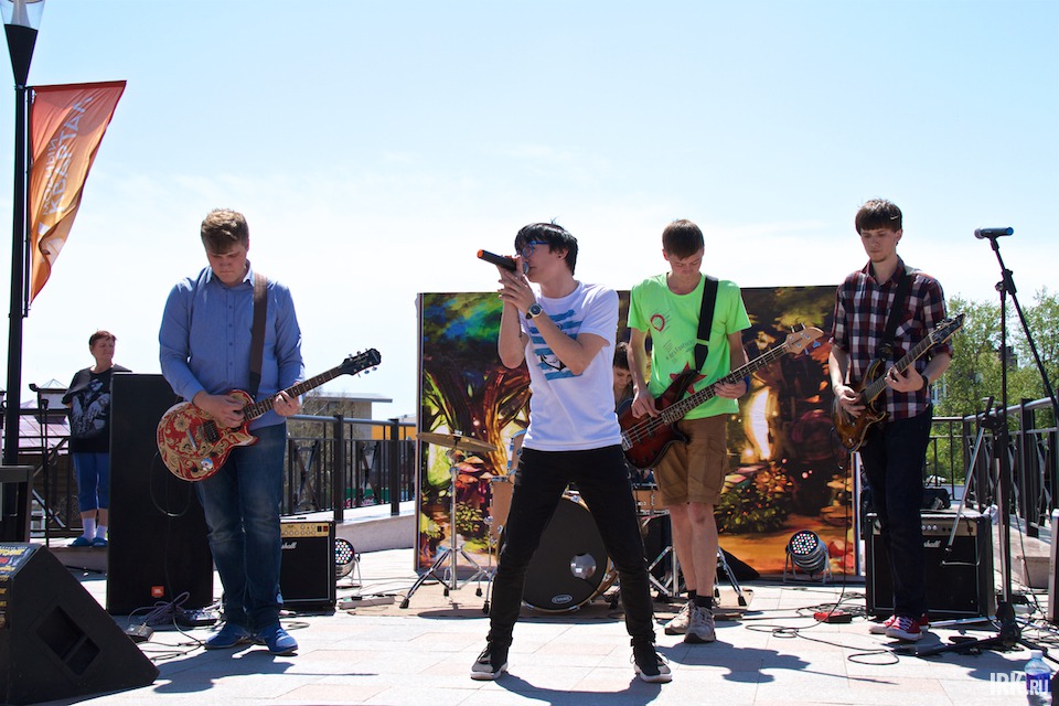 В завершение праздника выступила иркутская группа Embers.