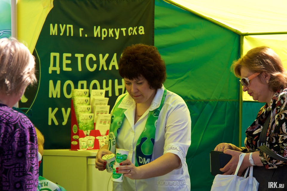 Тем временем на площади перед дворцом спорта «Труд» проходил «Праздник молока».