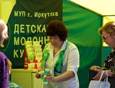 Тем временем на площади перед дворцом спорта «Труд» проходил «Праздник молока».