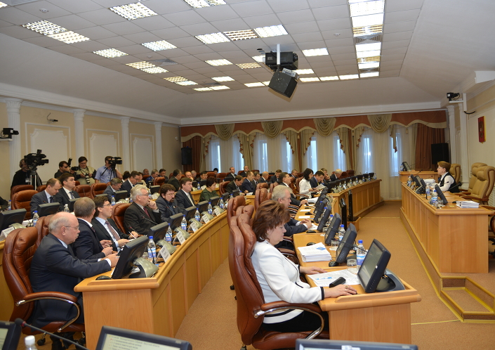 На сессии. Фото с сайта www.irk.gov.ru