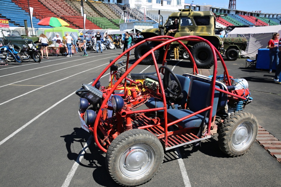 Багги 16-летнего Георгия Гоя создан на узлах старого «Запорожца» 965-й модели и отличается слегка кургузым профилем с висящим в заднем свете двигателем.