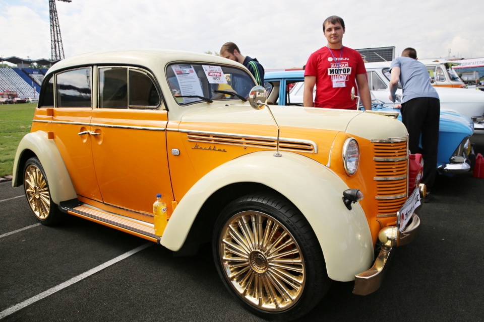 «Москвич» 401. Мотором стала 660-кубовая «четверочка» от Pajero Mini, сагрегатированная с «автоматом». Но мост и подвеска оригинальные.
