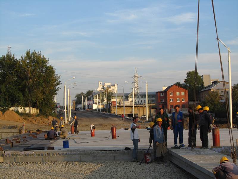 Рабочие на путепроводе по улице Седова
