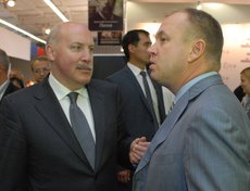 Дмитрий Мезенцев на стенде «Сколково» в СибЭкспоЦентре