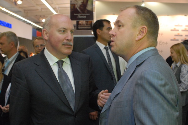 Дмитрий Мезенцев на стенде «Сколково» в СибЭкспоЦентре