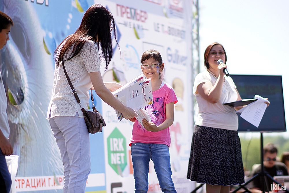 На главной сцене состоялся розыгрыш подарков