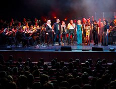 В заключение участники концерта исполнили песню «The show must go one» группы Queen