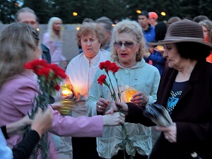 Люди со свечами. Автор фото — Игорь Дремин