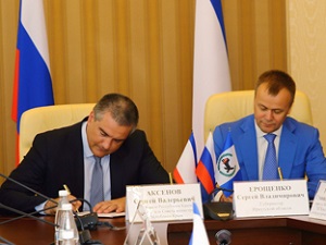 Подписание соглашения. Фото с сайта www.irkobl.ru