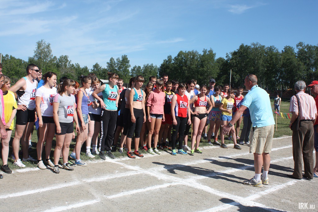 Судья Виктор Довескибо дает инструктаж: как правильно бежать эстафету и где передавать палочку