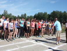 Судья Виктор Довескибо дает инструктаж: как правильно бежать эстафету и где передавать палочку