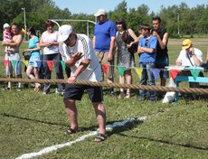 Некоторые нетерпеливые участники начинают тянуть еще до сигнала, и судье приходится просить: «Отдайте, отдайте мне канат!»