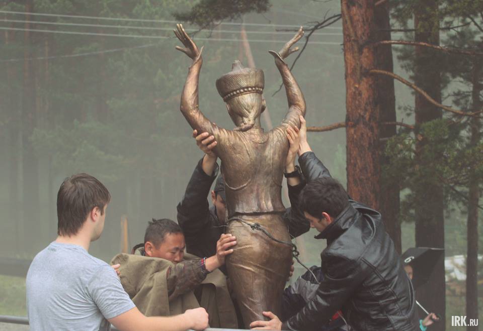 Мост через реку Кынгарга. Снимают скульптуру девушки, чтобы не унесло селевым потоком.