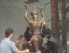 Мост через реку Кынгарга. Снимают скульптуру девушки, чтобы не унесло селевым потоком.