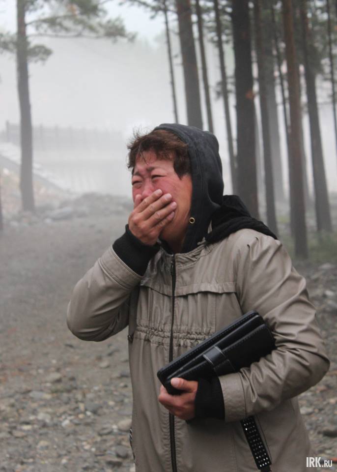 У женщины дети остались в микрорайоне. Дом подтопило, дети перебрались на крышу позвонили маме, потом связь с ними прервалась. Женщина в отчаянии.