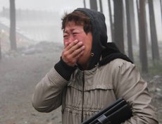 У женщины дети остались в микрорайоне. Дом подтопило, дети перебрались на крышу позвонили маме, потом связь с ними прервалась. Женщина в отчаянии.