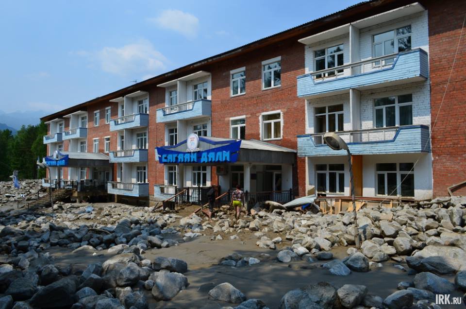 Серьезно пострадал детский санаторий «Сагаан Дали». Дети спасались на верхних этажах. Цокольный этаж полностью забит илом, первый этаж по пояс в иле.