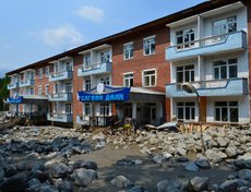 Серьезно пострадал детский санаторий «Сагаан Дали». Дети спасались на верхних этажах. Цокольный этаж полностью забит илом, первый этаж по пояс в иле.